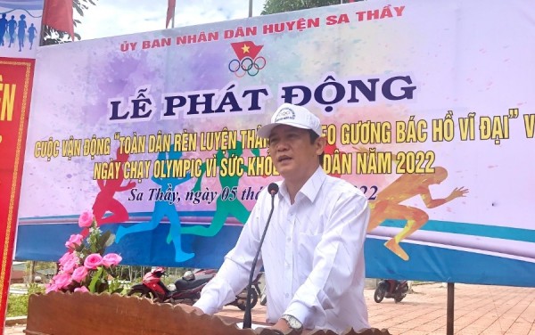 Đồng chí Dương Quang Phục - Phó Chủ tịch UBND huyện, Trưởng Ban tổ chức Lễ phát động phát biểu tại buổi Lễ