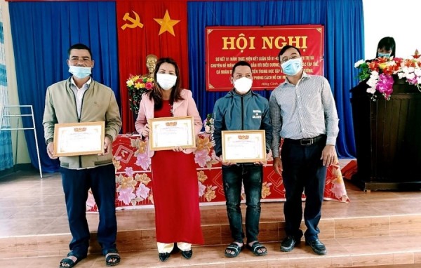 Đại diện tập thể và cá nhân tiêu biểu nhận giấy khen của UBND xã trong việc học tập và làm theo tư tưởng, đạo đức, phong cách Hồ Chí Minh