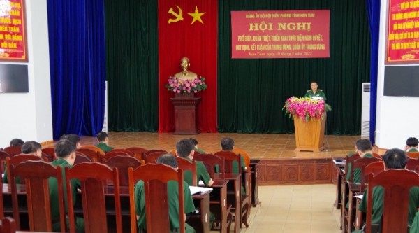 Đại tá Lê Minh Chính, Bí thư Đảng uỷ, Chính uỷ BĐBP tỉnh quán triệt tại Hội nghị.