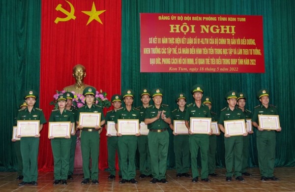 Bộ Chỉ huy tặng giấy khen cho tập thể, cá nhân vì có thành tích xuất sắc trong học tập và làm theo tư tưởng, đạo đức, phong cách Hồ Chí Minh.