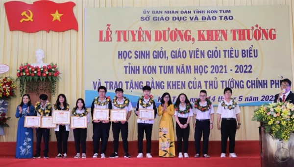 Trao tặng Bằng khen của Bộ GD&ĐT cho HS có thành tích trong các kỳ thi cấp quốc gia tại Lễ tuyên dương, khen thưởng HS, GV giỏi tiêu biểu tỉnh Kon Tum năm học 2021 - 2022. (ảnh: baokontum.com.vn)