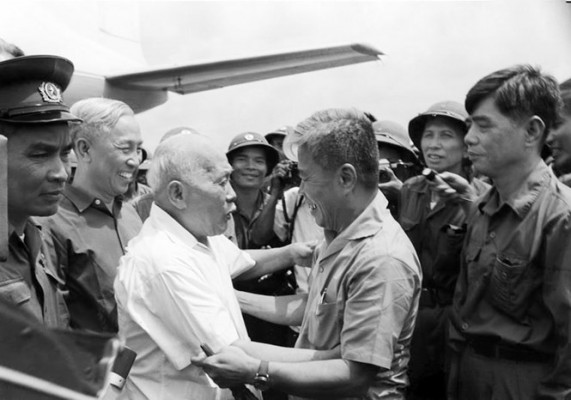 Đồng chí Phạm Hùng, Ủy viên Bộ Chính trị, Bí thư Đảng bộ miền Nam đón Chủ tịch Tôn Đức Thắng tại sân bay Tân Sơn Nhất, ngày 13/5/1975. (Ảnh: TTXVN)