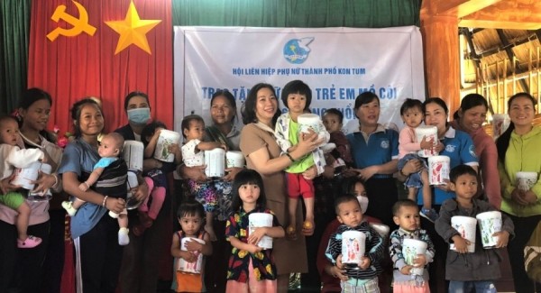 Các đồng chí lãnh đạo Hội LHPN tỉnh và TP Kon Tum  tặng sữa cho các cháu mồ côi.