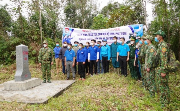 Đoàn TN BĐBP tỉnh và Tỉnh đoàn Kon Tum tổ chức tuần tra, phát quang đường biên cột mốc