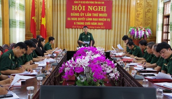 Đại tá Lê Minh Chính, Bí thư Đảng ủy, Chính ủy BĐBP tỉnh phát biểu tại hội nghị