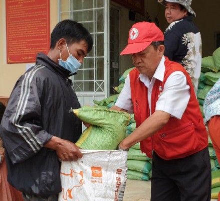 Hội Chữ thập đỏ tỉnh trao 400 suất quà cho các gia đình là hộ DTTS nghèo, có hoàn cảnh khó khăn tại huyện Kon Plông. (ảnh: baokontum.com.vn)