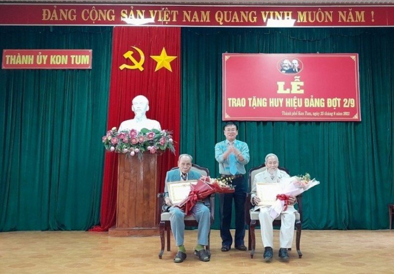 Đồng chí Phó Bí thư Tỉnh ủy Nguyễn Văn Hòa trao Huy hiệu Đảng cho đồng chí Đào Duy Tồn và đồng chí Hồ Xuân Ngụ. Ảnh: MP