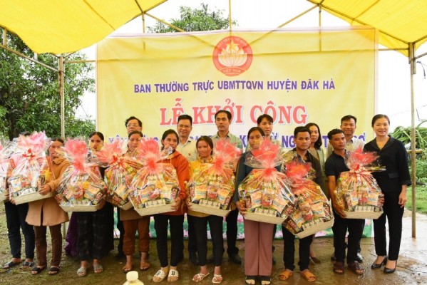 Tặng quà cho các hộ nghèo của huyện Đăk Hà