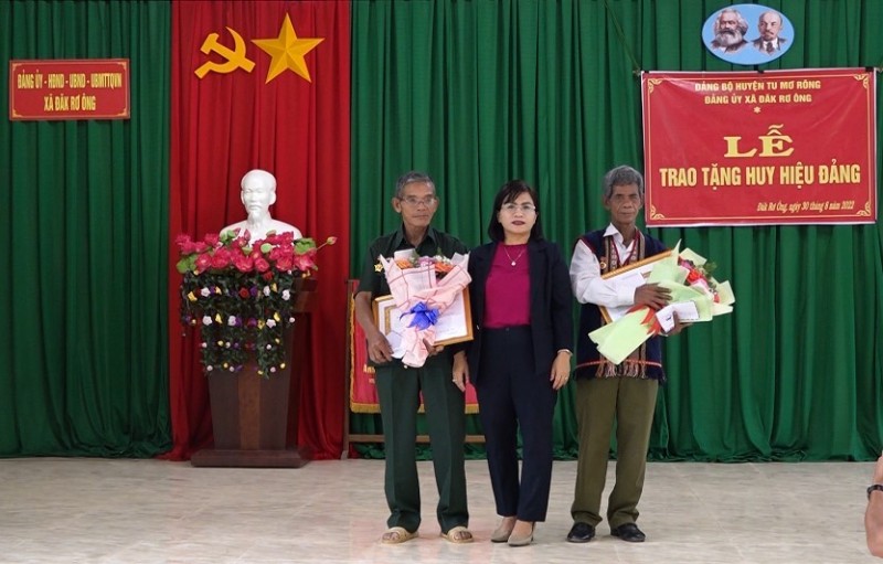 Đồng chí Bí Thư Huyện ủy trao tặng huy hiệu 40 năm tuổi Đảng cho 2 đảng viên xã Đăk Rơ Ông