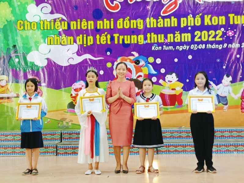 Chị Võ Thị Hải trao khen thưởng cho các đội có thành tích xuất sắc tại Chương trình “Đêm hội trăng rằm”