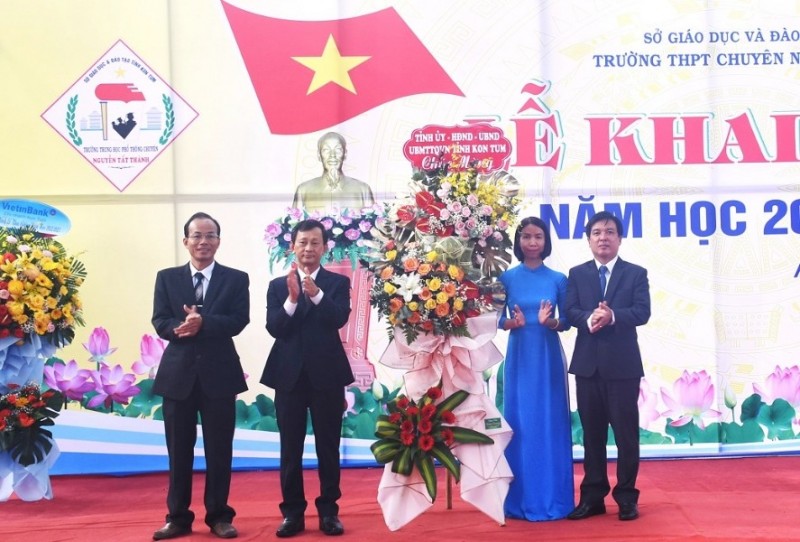 Đồng chí Bí thư Tỉnh ủy tặng hoa chúc mừng thầy và trò Trường THPT Chuyên Nguyễn Tất Thành. Ảnh: VP