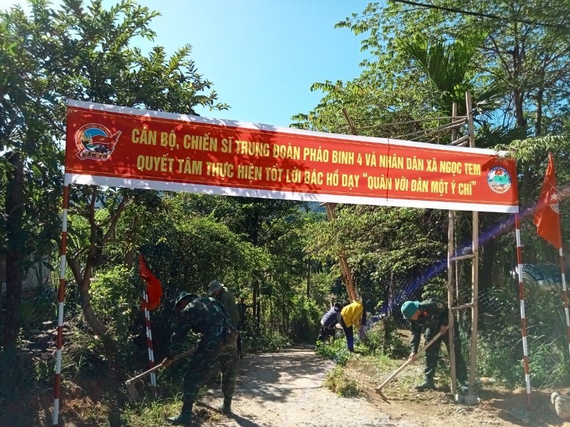 Bộ đội Trung đoàn Pháo binh 4 giúp dân xã Ngọc Tem, huyện Kon Plông tu sửa đường giao thông nông thôn