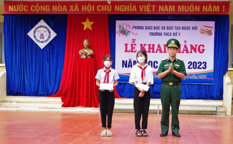 Lãnh đạo Bộ Chỉ huy BĐBP tỉnh trao kinh phí, quà cho các em hoc sinh của trường THCS xã Pờ Y, huyện Ngọc Hồi.