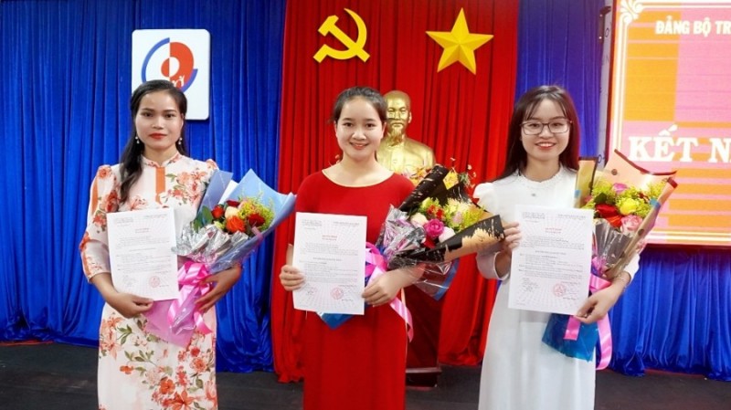Đảng bộ Trường Cao Đẳng Cộng đồng tổ chức kết nạp đảng viên mới (Sinh viên Y Búc và Y Sĩ Sâm từ trái sang là người dân tộc thiểu số).