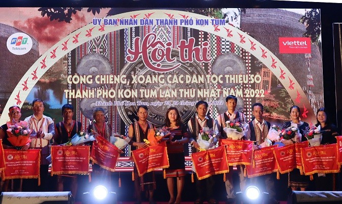 Ban tổ chức tặng hoa và cờ lưu niệm cho các đoàn nghệ nhân tham gia Hội thi cồng chiêng, xoang các DTTS thành phố Kon Tum lần thứ I-2022. (ảnh: kontum.gov.vn)