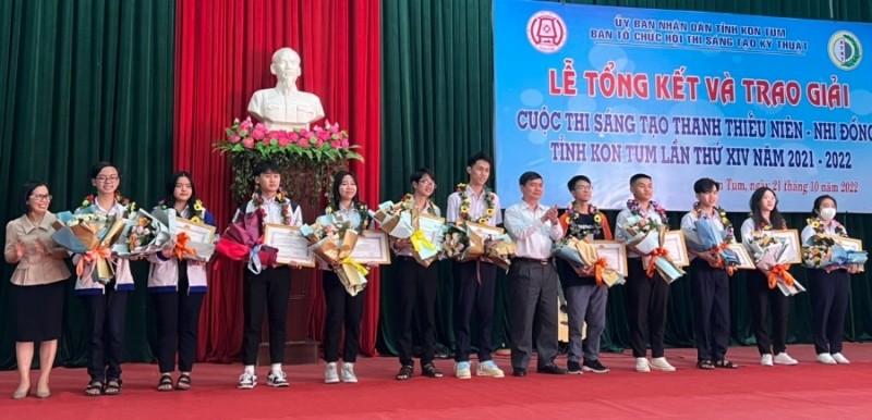 Đồng chí Nguyễn Hữu Tháp, Tỉnh ủy viên, Phó chủ tịch UBND tỉnh trao bằng khen cho các cá nhân đạt giải cao của cuộc thi