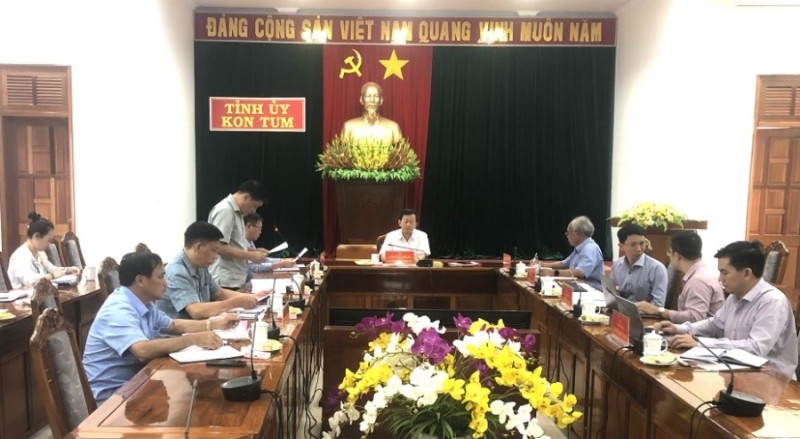 Đồng chí Huỳnh Quốc Huy, UVBTV, Trưởng Ban Tuyên giáo Tỉnh ủy báo cáo kết quả thực hiện Kết luận 233-KL/TU tại buổi làm việc.