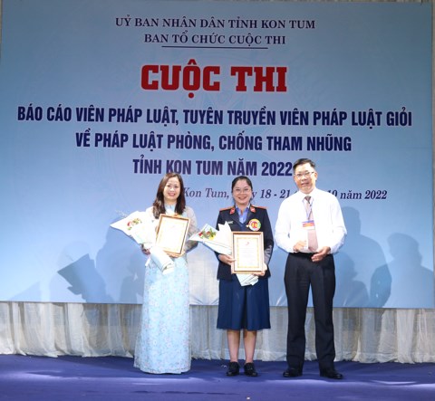 Ông Nguyễn Quang Thủy - Phó Trưởng ban thường trực Ban Tuyên giáo Tỉnh ủy, Phó Trưởng BTC trao giải Nhì cho các Báo cáo viên cấp tỉnh