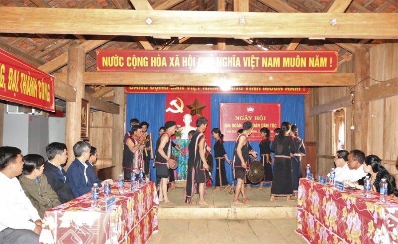 Các nghệ nhân thôn Kon Chênh biểu diễn cồng chiêng, múa xoang trong Ngày hội. Ảnh: DN