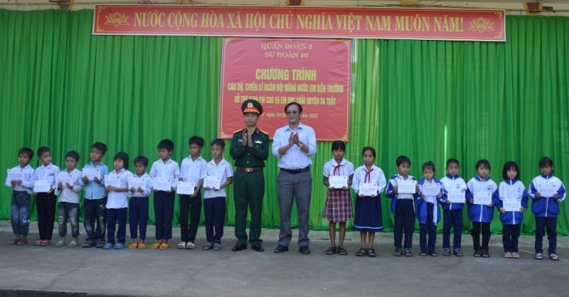Sư đoàn 10 tặng quà cho học sinh Trường Tiểu học - THCS Võ Nguyên Giáp, xã Mô Rai, huyện Sa Thầy.