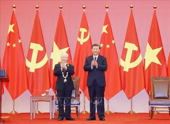 Tổng Bí thư, Chủ tịch Trung Quốc Tập Cận Bình trao Huân chương Hữu nghị tặng Tổng Bí thư Nguyễn Phú Trọng. Ảnh: Trí Dũng/TTXVN