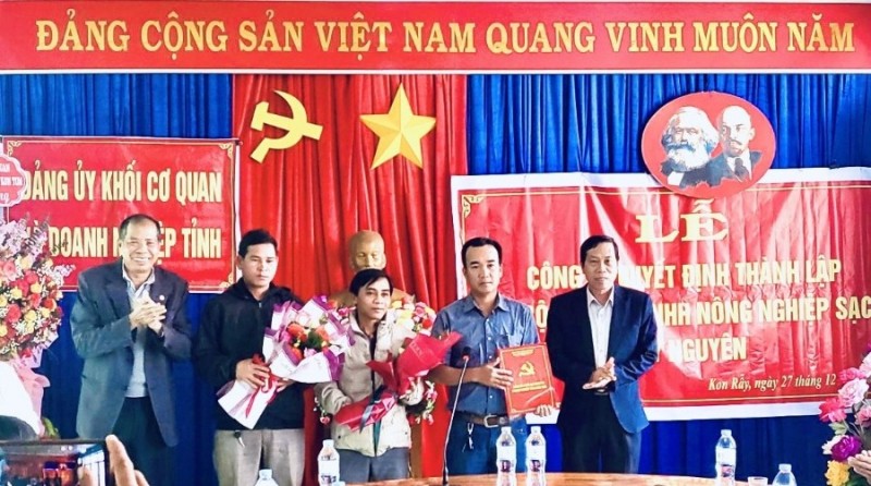 Thường trực Đảng uỷ Khối trao Quyết định và tặng hoa cho tổ chức đảng mới thành lập