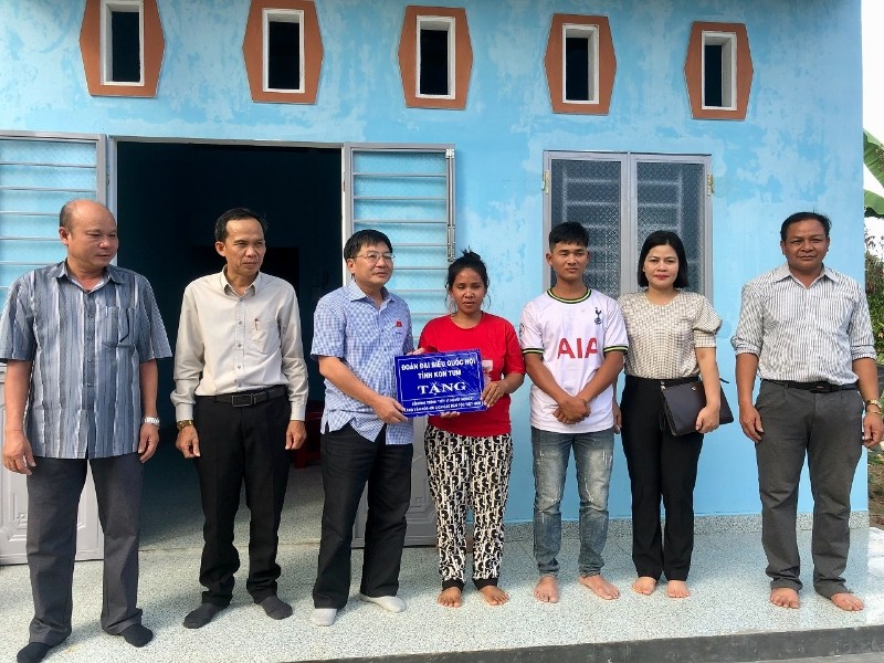 Đoàn ĐBQH tỉnh trao “Nhà tình thương” cho hộ ông Rơ Châm Ánh tại làng Chờ, xã Ya Ly, huyện Sa Thầy
