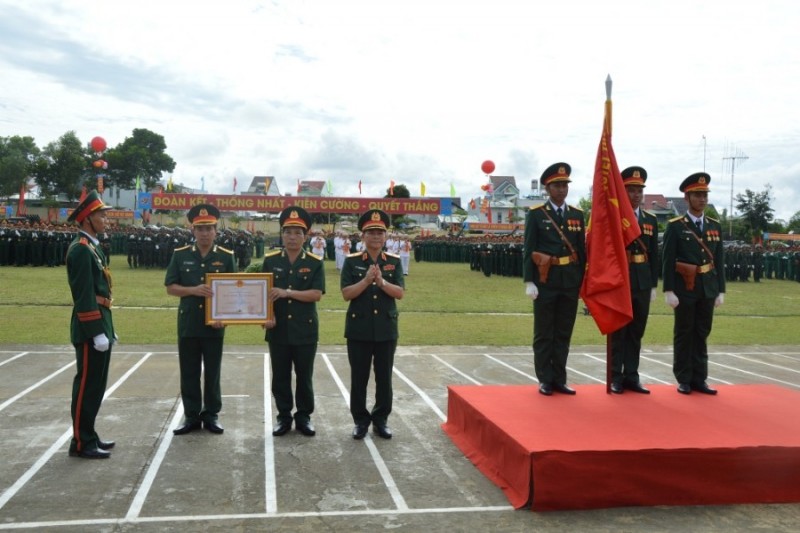 Thừa uỷ quyền của Chủ tịch nước, Thiếu tướng Phạm Trường Sơn, Phó Tổng Tham mưu trưởng QĐNDVN trao Huân chương Bảo vệ Tổ quốc hạng Ba cho Sư đoàn 10