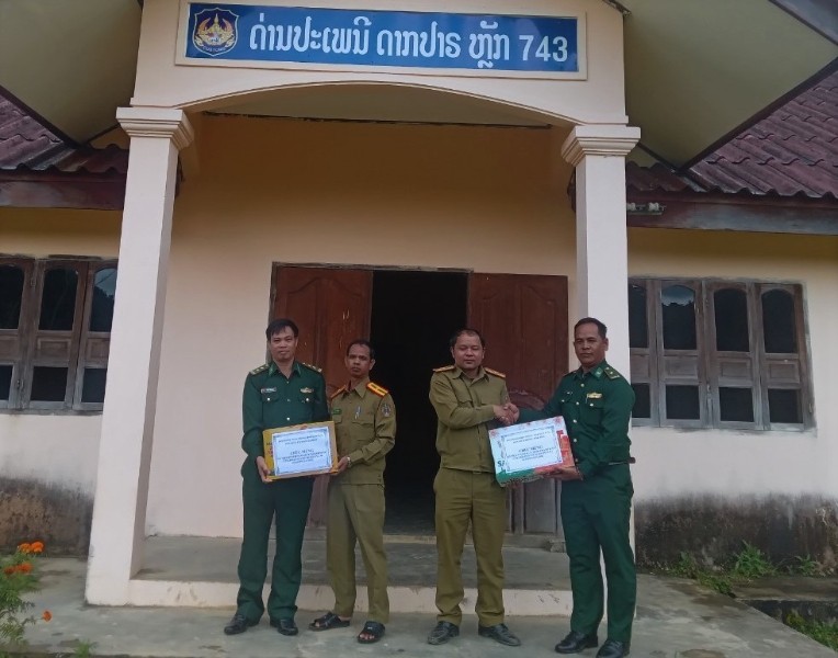 Đại diện Chỉ huy đồn Biên phòng Đăkblô chúc mừng, tặng quà cho lực lượng bảo vệ biên giới Lào