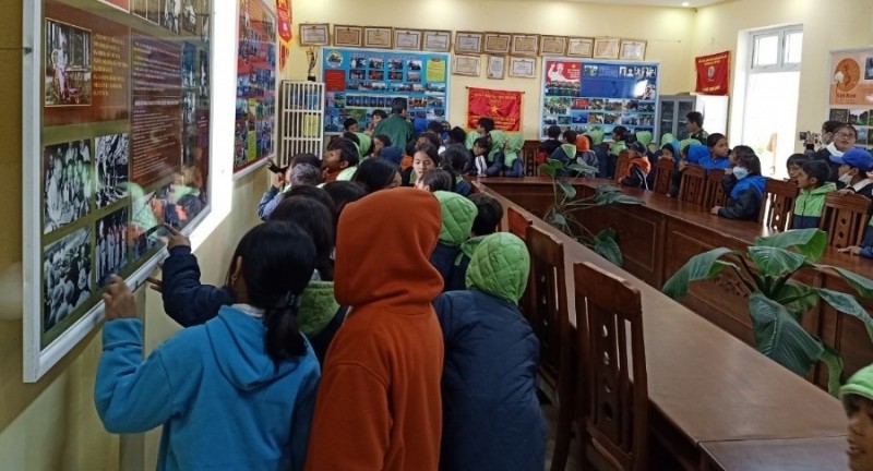 Các em học sinh tham quan Phòng truyền thống của đơn vị