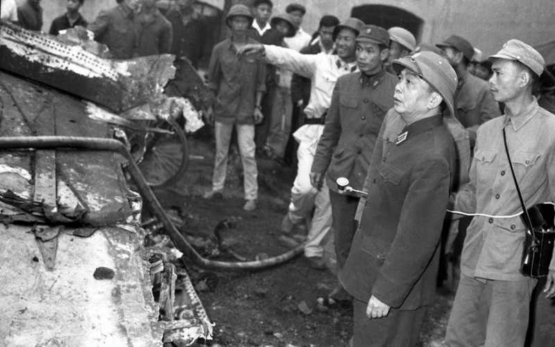 Đại tướng Võ Nguyên Giáp thị sát xác máy bay B-52 Mỹ bị quân và dân ta bắn rơi tại làng Ngọc Hà (Hà Nội) trong chuyến thăm Tiểu đoàn 79 tên lửa