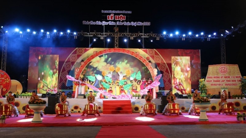 Chương trình nghệ thuật Chào năm mới Quý Mão 2023 tại Quảng trường 16/3 thành phố Kon Tum. (ảnh: baokontum.com.vn)