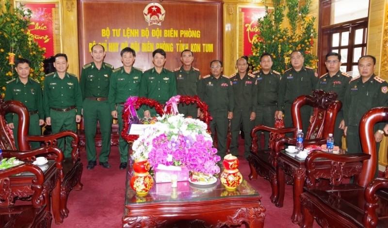 Bộ Chỉ huy Quân sự tỉnh Attapư, Lào chúc mừng Bộ Chỉ huy BĐBP tỉnh Kon Tum