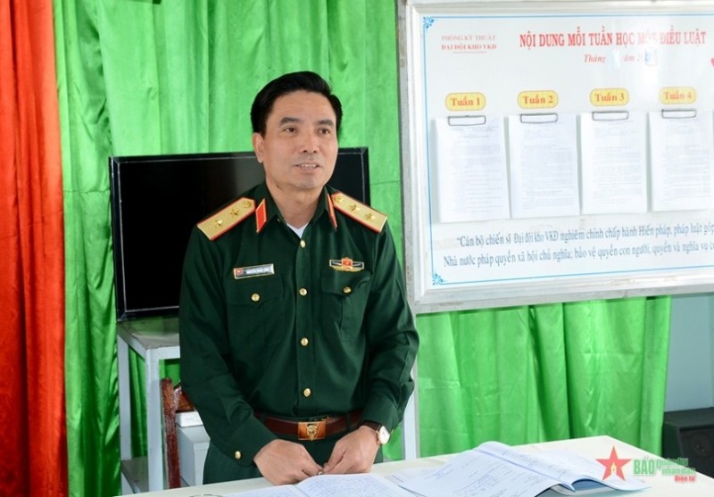 Trung tướng Nguyễn Doãn Anh kiểm tra Đại đội Kho vũ khí đạn (Bộ CHQS tỉnh Kon Tum).
