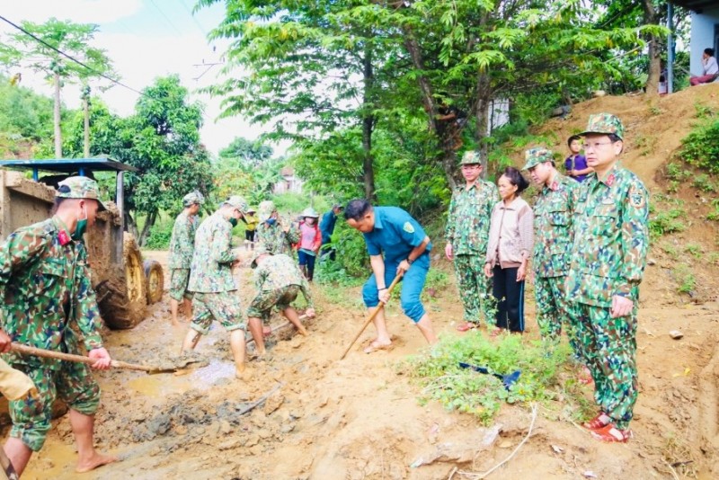 Bộ đội Kon Tum giúp dân xây dựng Nông thôn mới