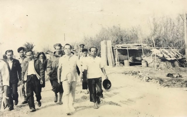 Ông Huỳnh Tấn Phát thăm Phá Tam Giang sau một trận bão lụt. (Ảnh tư liệu do gia đình cung cấp)