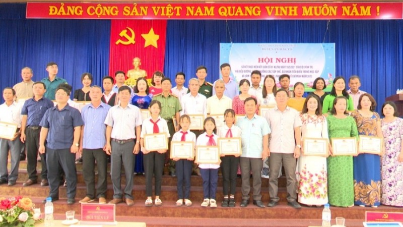 Khen thưởng các tập thể, cá nhân tiêu biểu trong học tập và làm theo tư tưởng, đạo đức, phong cách Hồ Chí Minh