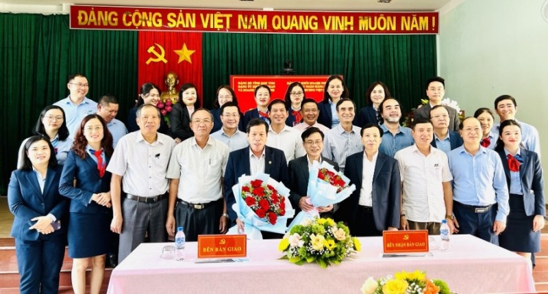 Chuyển giao và tiếp nhận tổ chức đảng và 41 đảng viên về Ðảng ủy Ngân hàng TMCP Công thương Việt Nam trực thuộc Đảng ủy Khối doanh nghiệp Trung ương.