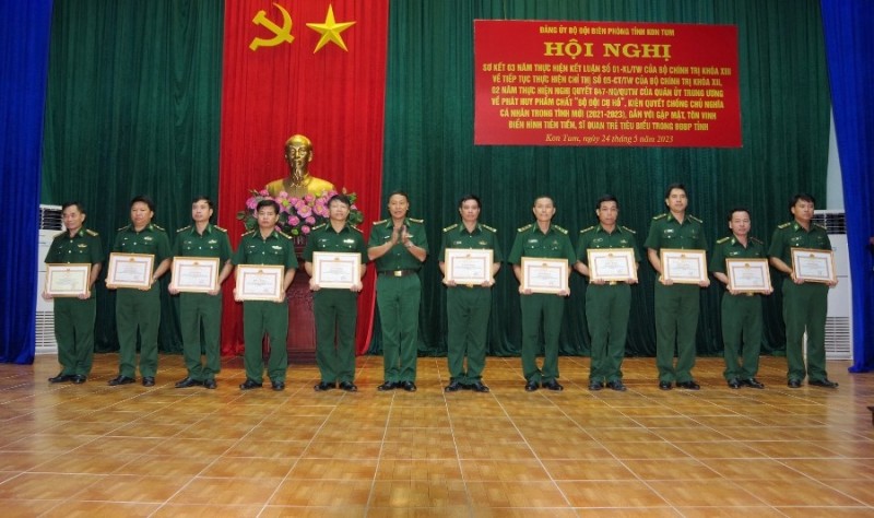 Đại tá Lê Minh Chính, Bí thư Đảng uỷ, Chính uỷ BĐBP tỉnh trao Bằng khen của UBND tỉnh cho các tập thể và cá nhân.