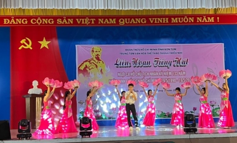 Một tiết mục văn nghệ tại Liên hoan Tiếng hát ngợi ca Hồ Chủ tịch nhân kỷ niệm 133 năm Ngày sinh Chủ tịch Hồ Chí Minh