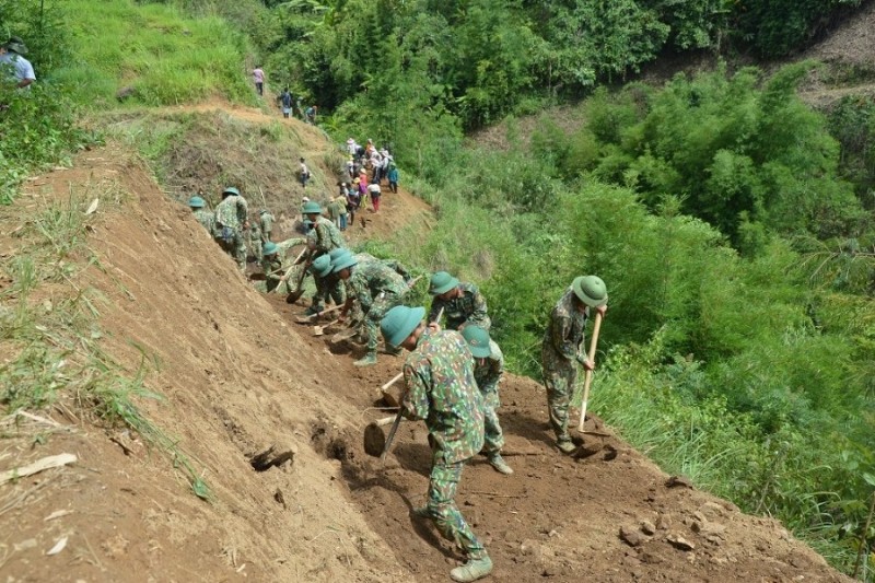 Cán bộ, chiến sĩ Sư đoàn 10 cùng nhân dân xã Ngọc Linh (Đăk Glei) làm đường giao thông.