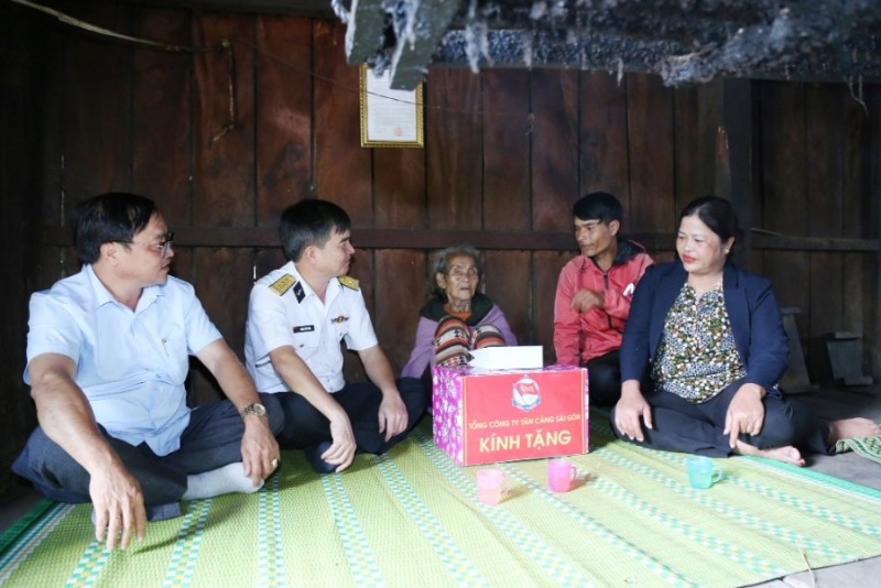 Lãnh đạo Ban Tuyên giáo Tỉnh uỷ và TCT Tân cảng Sài Gòn thăm hỏi, tặng quà gia đình có công với cách mạng tại xã Hiếu (huyện Kon Plông)