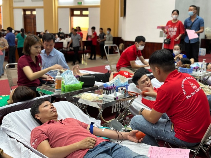 Các tình nguyện viên tham gia hiến máu tại Ngày hội Hiến máu “Giọt hồng Bắc Tây Nguyên” năm 2023. (ảnh: baokontum.com.vn)