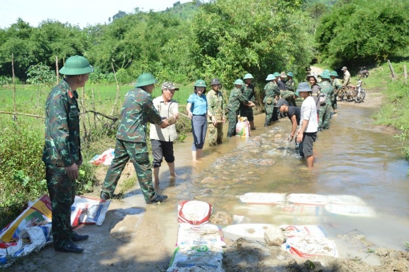 Giúp dân thôn Đắk Rô Gia, Đắk Trăm (Đăk Tô) kè đá làm đường giao thông qua suối.