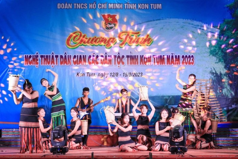 Tiết mục công diễn trong lễ bế mạc và trao giải của Ngày hội văn hóa tuổi trẻ các dân tộc tỉnh Kon Tum năm 2023