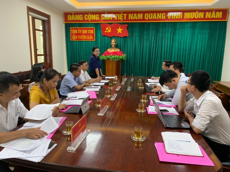 Quang cảnh buổi làm việc của Đoàn công tác Tạp chí Cộng sản tại tỉnh Kon Tum