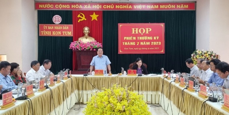 Chủ tịch UBND tỉnh Lê Ngọc Tuấn phát biểu kết luận Phiên họp thường kỳ tháng 7 (ảnh: kontum.gov.vn)