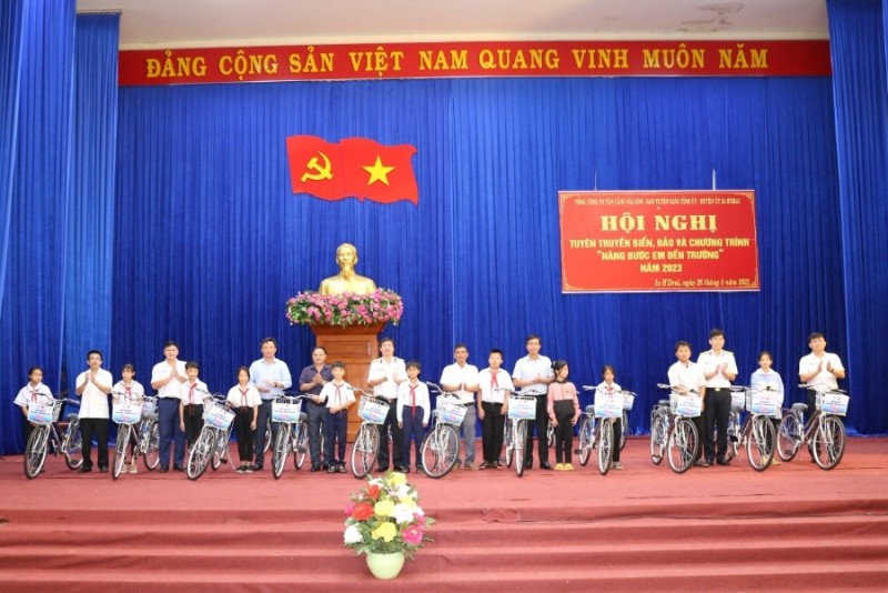 Tặng xe đạp cho các em học sinh nghèo hiếu học của huyện Ia H'Drai