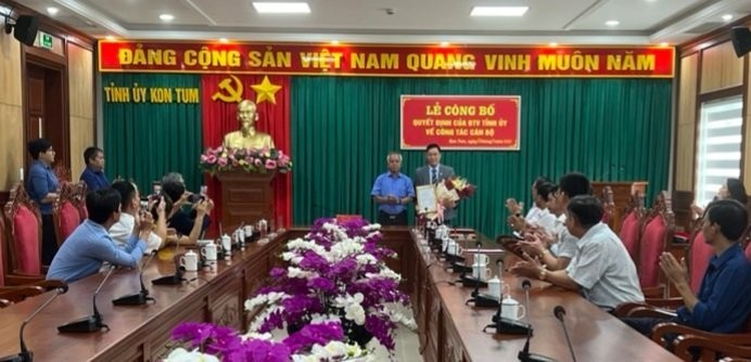 Đồng chí Phó Bí thư Thường trực Tỉnh ủy A Pớt trao Quyết định và tặng hoa chúc mừng đồng chí Nguyễn Quang Thủy