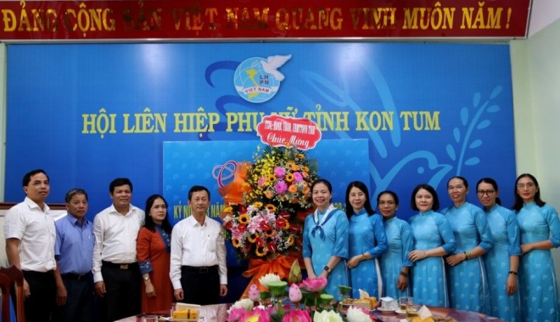 Lãnh đạo tỉnh tặng hoa chúc mừng Hội LHPN tỉnh